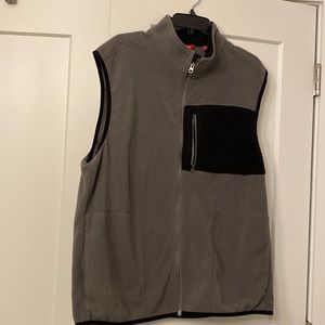 Izod fleece vest size L gray and black